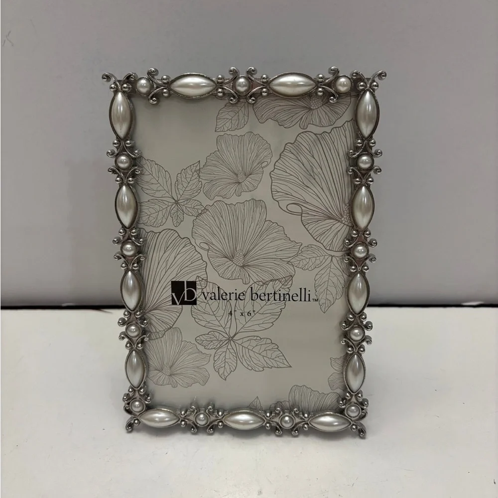 Valerie Bertinelli White Bead pearls / silver tone picture frame hold 4” x 6”